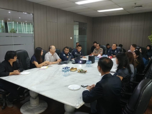 유니버셜 애셋 글로벌(UAG) 제작진과 인도네시아 경찰청 관계자들이 합작 드라마 '안전지대'의 시사회를 진행 중이다. /사진=UAG 제공