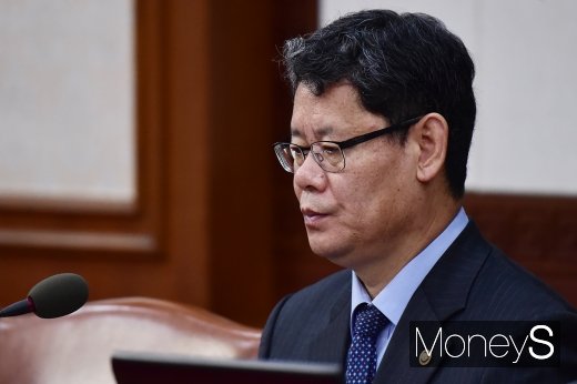 [머니S포토] 국무회의 참석한 김연철 통일부 장관