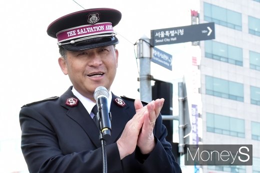 [머니S포토] 휘슬러X구세군 자선냄비 희망열차 전달식 선언하는 김필두 구세군 사령관
