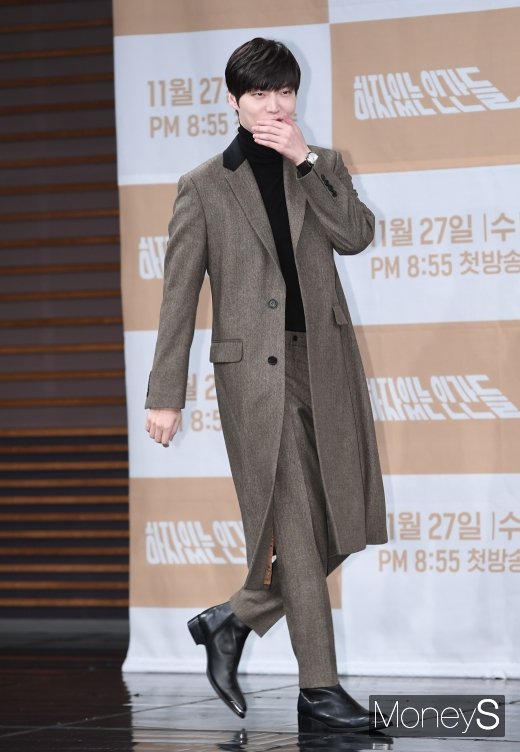 [머니S포토] '하자있는 인간들' 안재현, 플레시 세례에 깜짝
