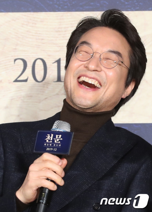 배우 한석규가 27일 서울 건대입구 롯데시네마에서 열린 영화 '천문:하늘에 묻는다' 제작보고회에 참석해 질의에 답하며 웃어보이고 있다. /사진=뉴스1