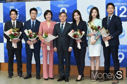 [머니S포토] 양승동 KBS 사장, 앵커들에게 꽃다발 전달 후 기념 촬영