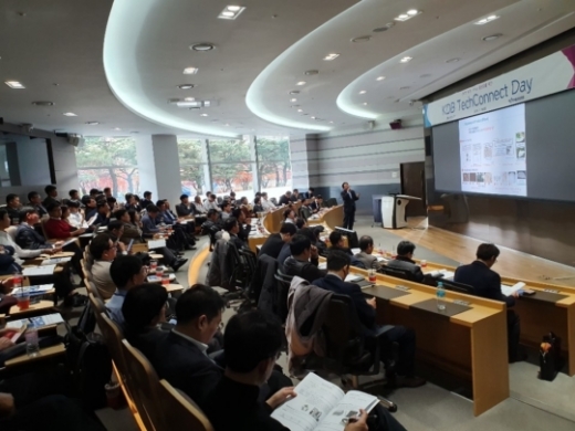 KDB산업은행은 지난 26일 본점 1층 IR센터에서 중견기업과 소재·부품·장비 벤처기업을 대상으로 '전략적 투자 및 인수합병(M&A) 활성화를 위한 'KDB TechConnect Day(테크커넥트 데이)'를 열었다고 27일 밝혔다./사진=산업은행