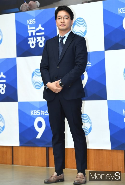 [머니S포토] 정연욱 앵커 '주말 저녁을 책임지겠습니다~'