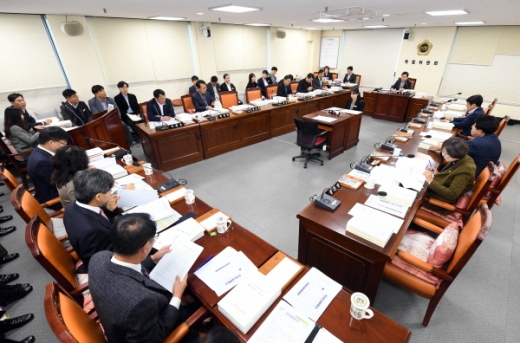 지난 26일, 경남도의회 예결특위는 도교육청 제2회 추경예산안 종합심사를 진행하고 원안 가결했다. &copy;경남도의회 제공.