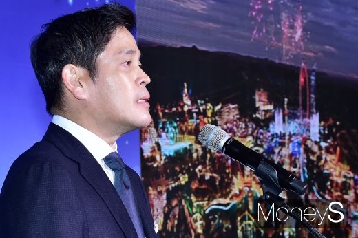 정용진 신세계그룹 부회장이 지난 21일 경기 화성시 화성테마파크 사업부지에서 열린 화성테마파크 비전 선포식에서 인사말을 전하고 있다. /사진=임한별 기자