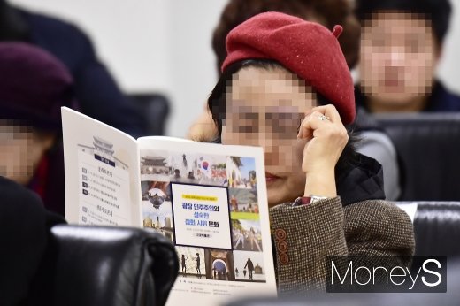 [머니S포토] 새로운 광화문광장 조성, 시민 입장은?