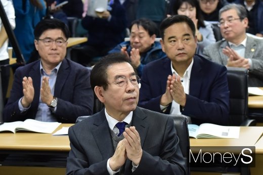 [머니S포토] 새로운 광화문광장 조성 발제 후 박수치는 박원순 시장