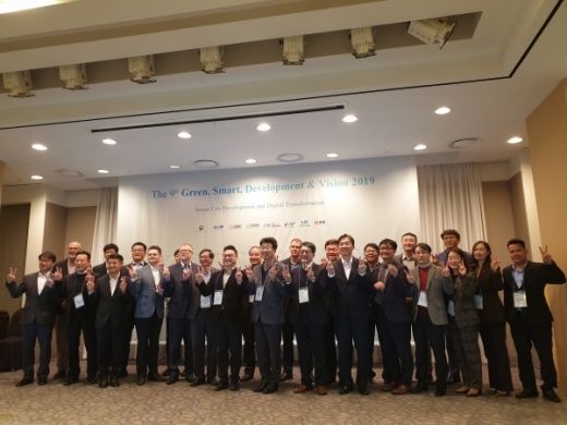 GSDV 2019 행사에 참석한 이충목 스마트시티 단장(앞줄 가운데) 및 관계자들이 기념촬영을 하고 있다. / 사진제공=시흥시