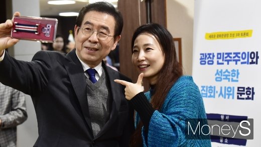 [머니S포토] 시민과 셀카 찍는 박원순 시장