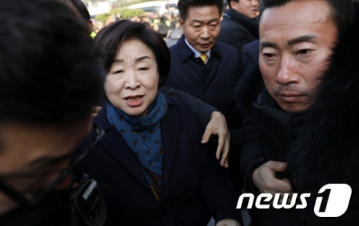 심상정 정의당 대표가 27일 오후 서울 청와대 분수대 앞 광장 단식농성 천막에서 8일째 단식중인 황교안 자유한국당 대표를 만나기 위해 이동하고 있다. /사진=뉴스1