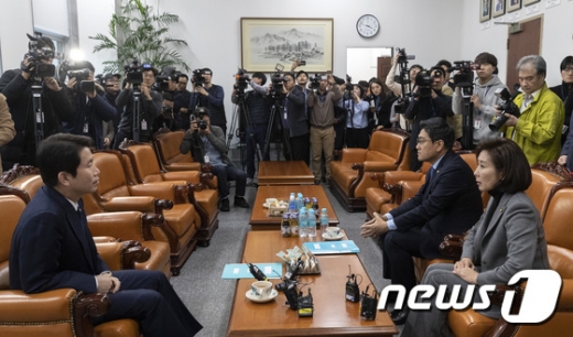 이인영 더불어민주당 원내대표와 나경원 자유한국당 원내대표, 오신환 바른미래당 원내대표가 27일 국회에서 교섭단체 원내대표 회동을 갖고 있다. /사진=뉴스1