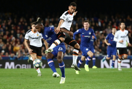  28일 오전(한국시간) 스페인 발렌시아 메스타야에서 2019-2019 UCL 조별리그 H조 5차전에서 2-2 무승부를 거두며 승점 동률을 이루고 있는 발렌시아와 첼시. /사진=로이터