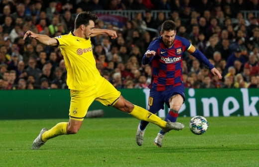 28일 오전 스페인 캄프 누에서 열린 2019-2020시즌 유럽축구연맹(UEFA) 챔피언스리그 F조 조별예선 5차전 경기에서 보루시아 도르트문트를 상대로 맹활약한 FC 바르셀로나의 리오넬 메시(오른쪽). /사진=로이터