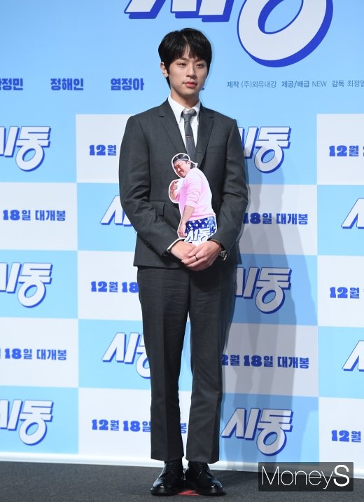 [머니S포토] 박정민 '마블리와 함께~'