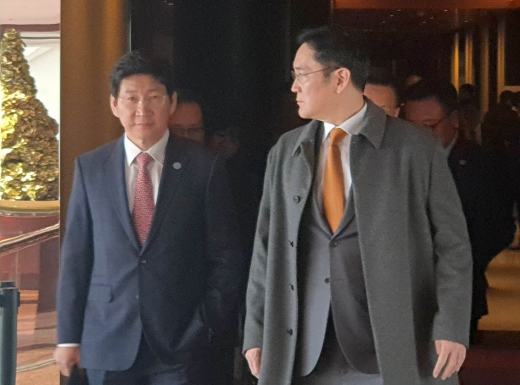 이재용 삼성전자 부회장과 이동훈 삼성디스플레이 사장이 28일 서울 용산구 그랜드하얏트호텔에서 진행된 '한-베트남 비즈니스 포럼' 이후 진행된 베트남 총리와의 면담이 끝나고 나오고 있다. / 사진=뉴시스 고은결 기자