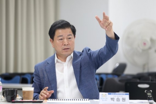 광명시가 학교급식 공동구매 제안서평가회를 열어 자녀들의 먹거리를 부모의 마음으로 투명하고 공정하게 선정한다고 28일 밝혔다. / 사진제공=광명시