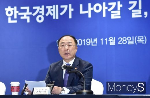 [머니S포토] 홍남기 부총리, '한국경제가 나아갈 길...'