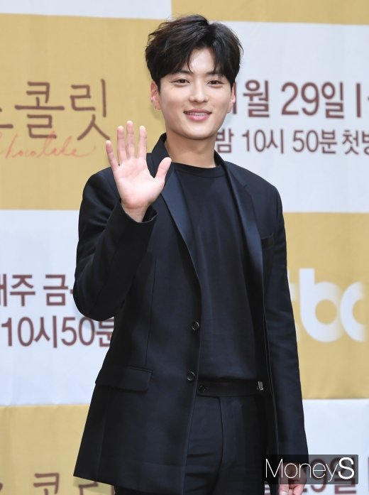 [머니S포토] '초콜릿' 장승조, 여심 녹이는 손인사