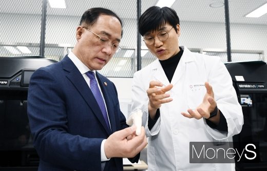 [머니S포토] 3D프린터 시설 살피는 홍남기 부총리