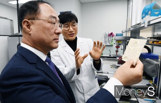 [머니S포토] 3D프린터 출력물 살피는 홍남기 부총리
