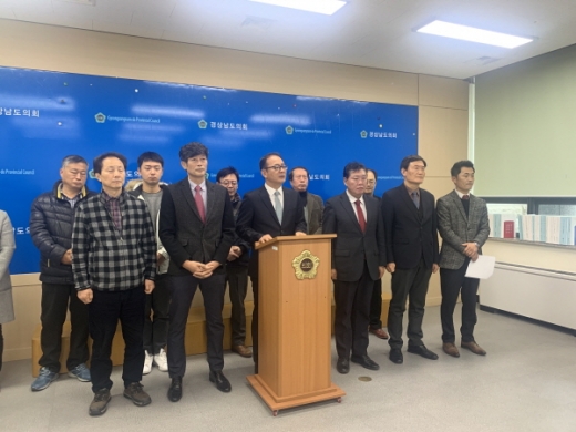 28일 오전, 경남도의회 브리핑룸에서 바른미래당 정규헌 경남도당위원장과 5명의 지역위원장이 탈당 기자회견을 하고 있다. /사진제공=정규헌 경남도당위원장