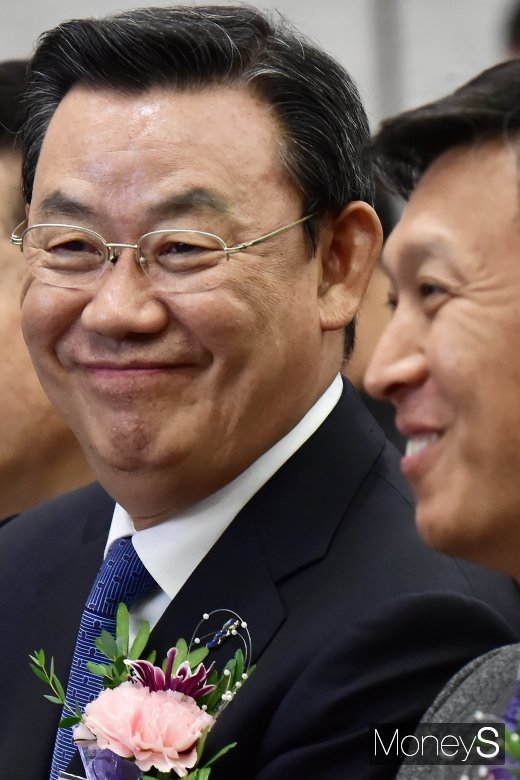 [머니S포토] 제13회 자금세탁방지의 날, 미소 짓는 김태영 회장