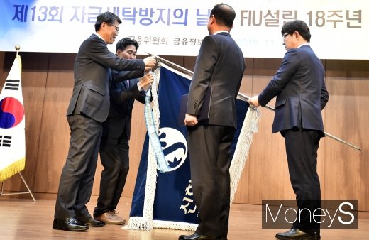 [머니S포토] 신한금융투자 행기에 국무총리 표창