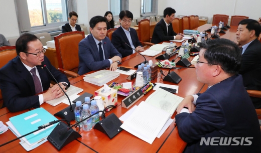 전해철 더불어민주당 간사, 구윤철 기획재정부 2차관, 이종배 자유한국당 간사, 지상욱 바른미래당 간사(오른쪽부터 시계방향) 등이 28일 오후 서울 여의도 국회 예산결산특별위원회 소위원회에서 예산안 심사를 위한 3당 간사협의체를 열고 있다. /사진=뉴시스