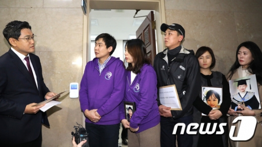 태호, 해인이 가족들이 지난 26일 오후 서울 여의도 국회 운영위원장실 앞에서 여·야 3당 교섭단체 원내대표 회동에 참석하는 오신환 바른미래당 원내대표에게 어린이생명안전법 국회 통과 촉구 의견서를 전달하고 있다. /사진=뉴스1
