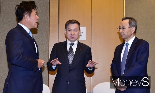 [머니S포토] 과기부 장관 회동 앞서 의견 나누는 이통 3사 CEO