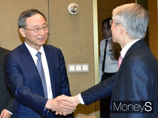 [머니S포토] 최기영 장관과 인사 나누는 황창규 KT회장