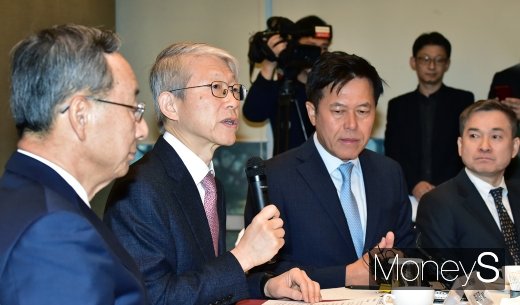 ▲황창규 KT회장, 최 장관, 박정호 SKT 사장, 하현회 LGU 부회장(왼쪽부터)