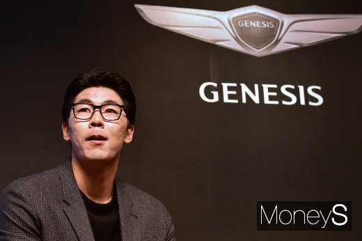 [머니S포토] 취재진 질문에 집중하는 정현
