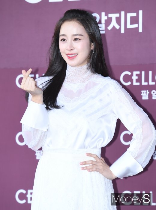 [머니S포토] 김태희 '강추위 녹이는 하트와 미소'