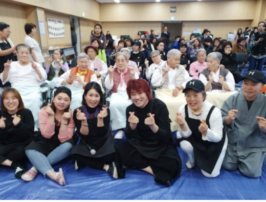 지난 27일 서울 은평구에서 김장 봉사에 나선 가수 김장훈(앞줄 오른쪽 3번째). /사진=FX솔루션 제공