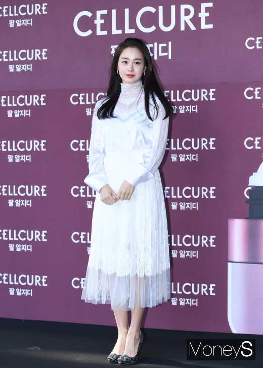 배우 김태희가 29일 서울 서초구 잠원동에서 열린 한 론칭 기념 행사에 참석해 포토월에서 포즈를 취하고 있다. /사진=장동규 기자