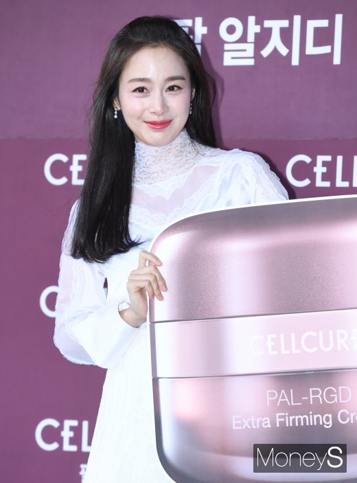 배우 김태희가 29일 서울 서초구 잠원동에서 열린 한 론칭 기념 행사에 참석해 미소를 짓고 있다. /사진=장동규 기자