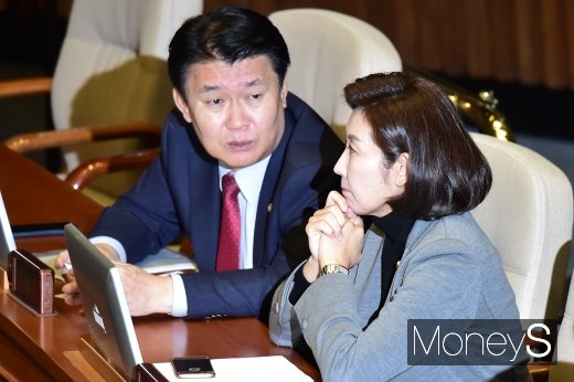 [머니S포토] 첩첩산중 국회 본회의, 자유한국당 필리버스터 신청