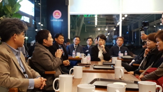 지난 28일, 경남 창원컨벤션센터에서 열린 '행동하는 자유시민' 경남지부 출범식 후, 이언주 의원과 관계자들이 간담회를 하고 있다. &copy;행동하는 자유시민 제공.