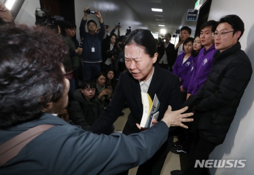 권은희 바른미래당 의원이 지난 28일 서울 여의도 국회에서 열린 행정안전위원회 법안심사소위원회에 참석하던 중 여순사건 진상규명을 촉구하는 시민들의 대화 요청을 거부하며 회의장으로 향했다. /사진=뉴시스