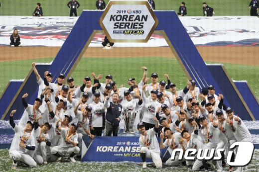 두산 베어스 선수단이 지난달 26일 서울 고척돔구장에서 한국시리즈 우승을 확정짓고 기뻐하고 있다. /사진=뉴스1