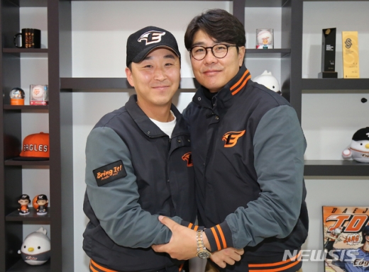 지난 27일 한화 이글스와 FA 계약을 맺은 투수 정우람(왼쪽)이 정민철 한화 단장과 포옹하고 있다. /사진=뉴시스(한화 이글스 제공)