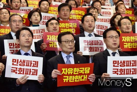 [머니S포토] 한국당 규탄하는 민주당