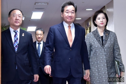 이낙연 국무총리(오른쪽에서 두 번째). /사진=임한별 기자
