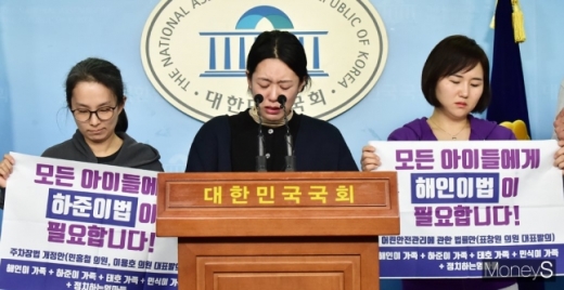 자유한국당이 본회의 안건 필리버스터를 신청한 29일 서울 여의도 국회 정론관에서 어린이 교통사고 피해자 부모들이 관련 법안의 신속한 처리를 촉구하는 기자회견을 갖고 있다./사진=임한별 기자