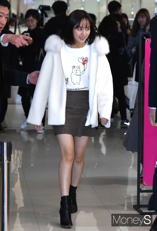 [머니S포토] 김소현, 25분 지각… '늦어서 죄송해요~'