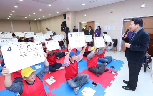 백군기 용인시장, 아빠 육아골든벨 참여가족 격려