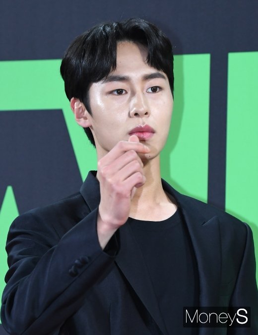 [머니S포토] 이재욱 '여심 녹이는 하트'(MMA)