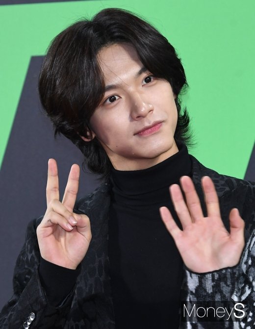 [머니S포토] 엔플라잉 김재현 '깜찍 브이'